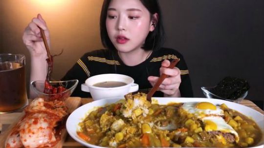 韩国美女文福姬  咖喱吃播咸白菜牛排加上腌泡菜