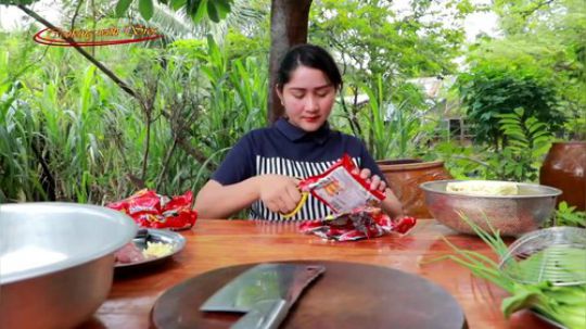 柬埔寨小姐姐 美味鲜虾面烹饪