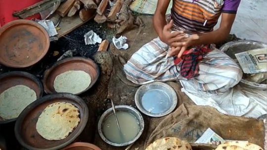 【印度加尔各答街头泥锅烤馕】这种MASKALEI面包