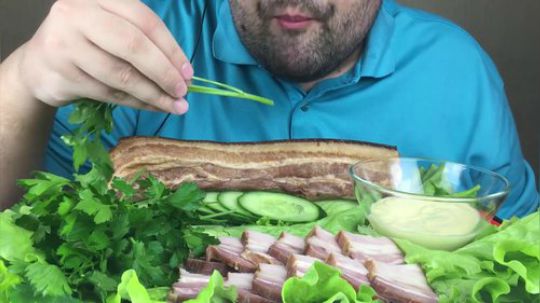 俄罗斯小胡子大叔吃播：品尝一下俄罗斯生腌肉