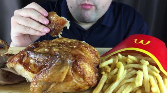 俄罗斯小胡子大叔吃播：品尝一下超大烤鸡！