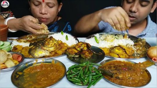 【印度纯右手吃播】-- 香辣鱼类菜肴和蔬菜和米饭