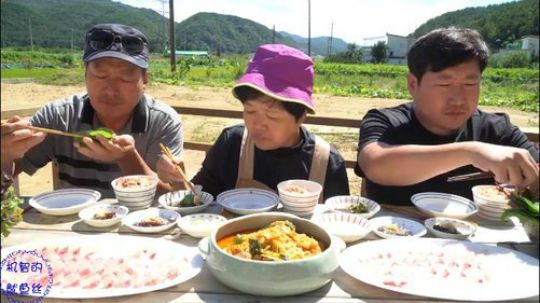 韩国兴森一家三口，吃生鱼片和辣鱼汤，一家人吃的太香了