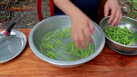 柬埔寨小姐姐 美味海螺烹饪