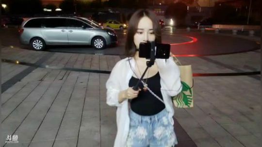 我在斗鱼看小鱼小鱼吃虾米直播户外