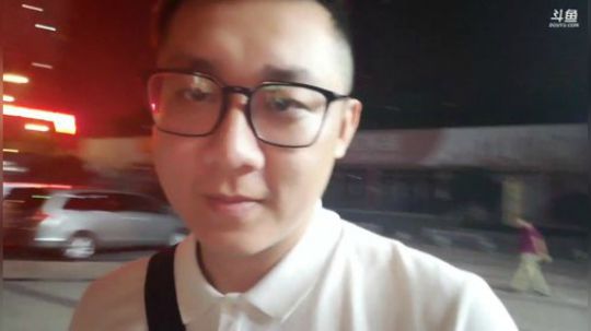 我在斗鱼看小鱼小鱼吃虾米直播户外