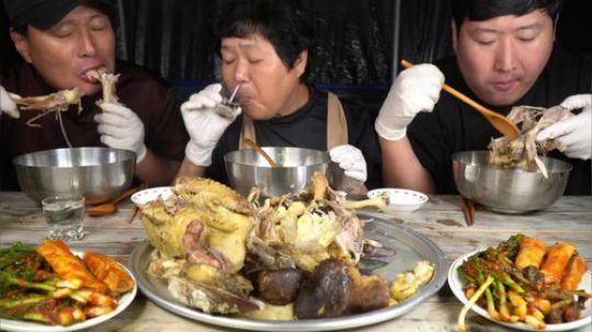 兴森 四米大  土鸡中珍贵的蘑菇鲍鱼放入参鸡汤！