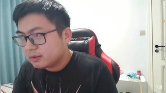 我在斗鱼看火力堂主直播户外