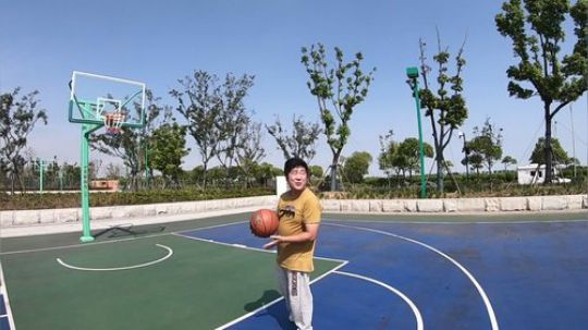 残疾人打球。