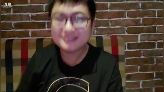 我在斗鱼看火力堂主直播户外