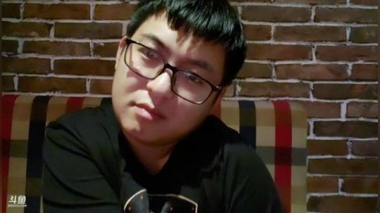 我在斗鱼看火力堂主直播户外