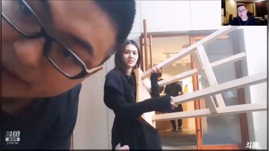 我在斗鱼看小鱼小鱼吃虾米直播户外