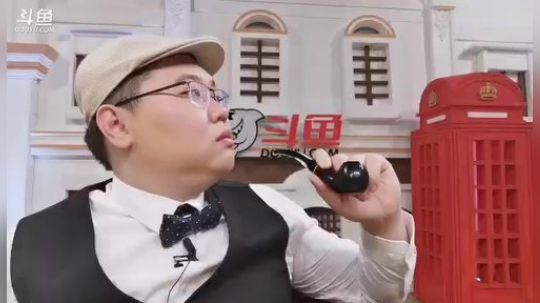 我在斗鱼看即将拥有人鱼线的PDD直播英雄联盟
