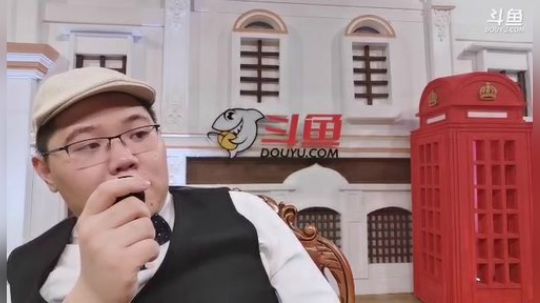 我在斗鱼看即将拥有人鱼线的PDD直播英雄联盟