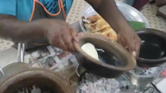 【1920年开业印度土锅煎糕炭火制作】无情铁手 了解一下