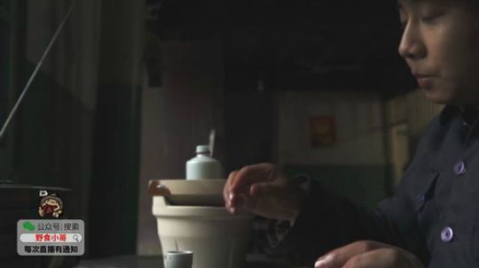 我在斗鱼看野食小哥直播美食