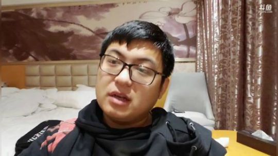 我在斗鱼看火力堂主直播户外