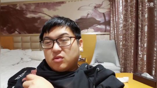 我在斗鱼看火力堂主直播户外