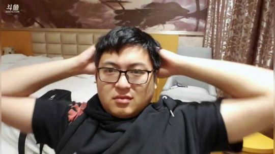 我在斗鱼看火力堂主直播户外