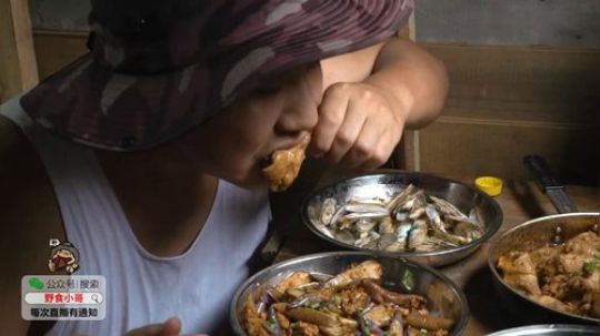 我在斗鱼看野食小哥直播美食