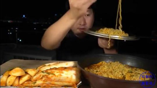 兴森，屋顶吃超辣方便面，配泡菜，大口大口吃，辣的满头大汗