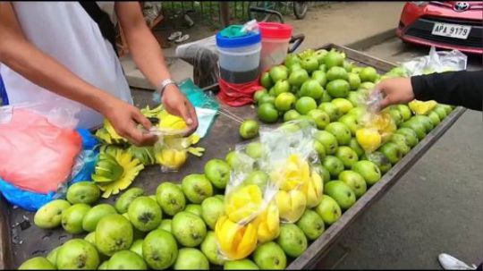 【用心制作芒果都能变成礼花】菲律宾街头的绿芒果