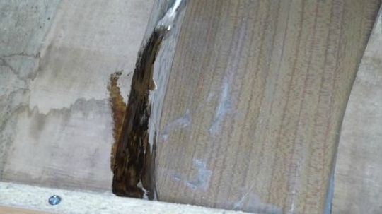 利用木材和树脂制作一张精美桌子