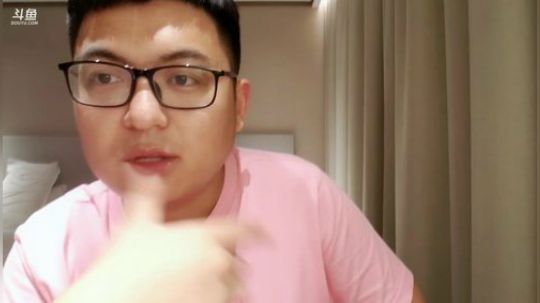 我在斗鱼看火力堂主直播户外