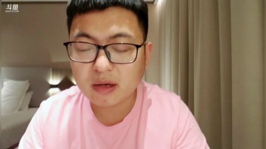 我在斗鱼看火力堂主直播户外