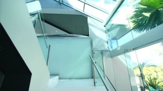 在加州圣胡安- 卡皮斯特拉诺的一座通透明亮的现代别墅