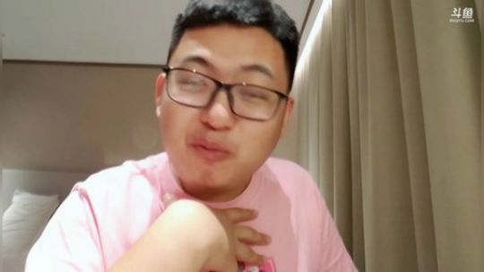 我在斗鱼看火力堂主直播户外