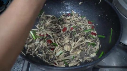 兴森 四米大 食欲旺盛的小米饭和好吃的小菜（牛蒡，炒芝麻蘑菇