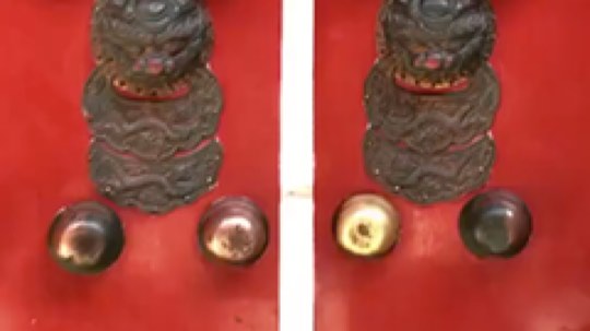 当你透过门缝往里看时，
或许在某个时空中，有个人也透过这一掌