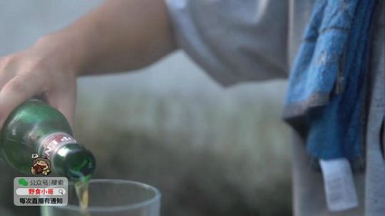 我在斗鱼看野食小哥直播美食