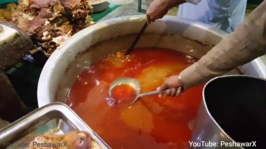 巴基斯坦街头美食】卤羊蹄，羊棒骨，好大的油啊
