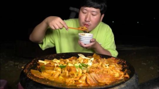 兴森 四米大 妈妈今天做泡菜炖猪肉，这么一大锅，吃的太过瘾了