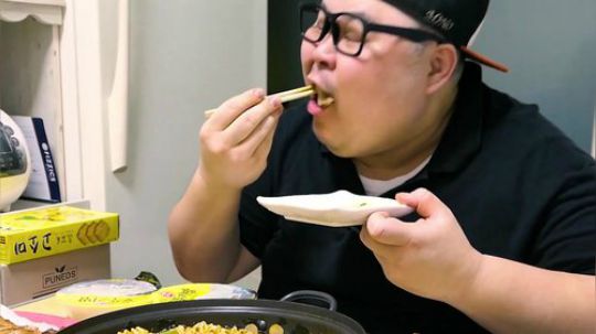 大胖子吃播！方便面 辣白菜