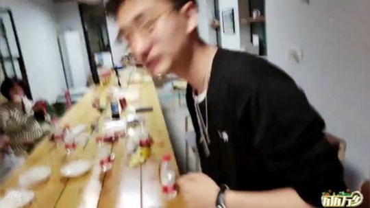 我在斗鱼看小鱼小鱼吃虾米直播户外
