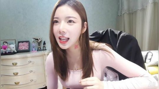 小姨子：多打弹幕哟 2019-10-10 21点场