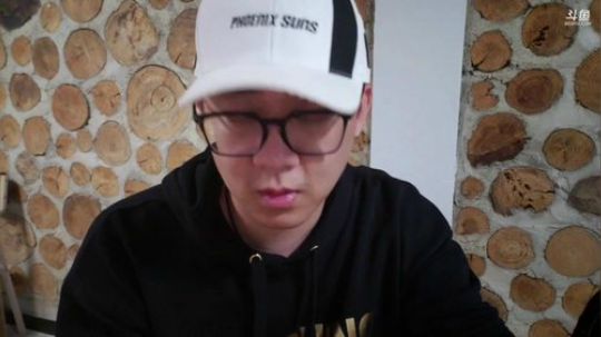 我在斗鱼看小鱼小鱼吃虾米直播户外