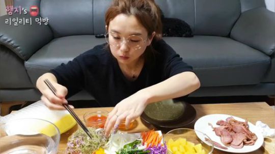 Hamzy 豪放型狂野姐姐~透明的馍馍包着各种菜菜和肉肉