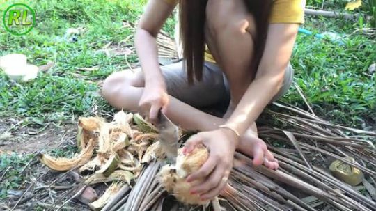 柬埔寨小姐姐开山之作！“”椰子壳蒸糯米“