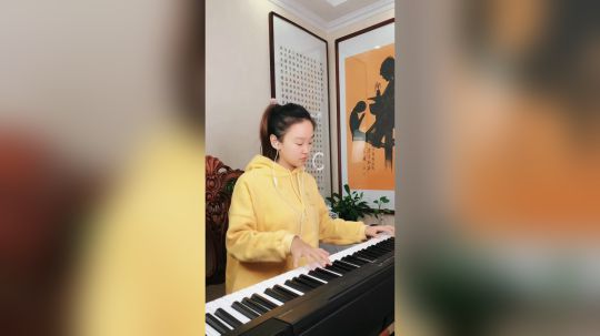 才艺美女演奏英雄联盟曲目