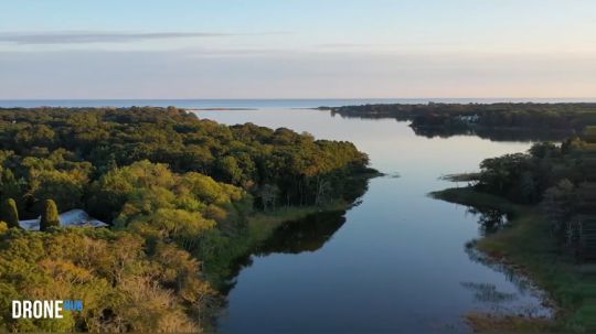 在纽约东汉普顿的一座有着精致内饰的现代豪宅