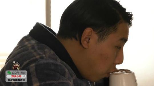 我在斗鱼看野食小哥直播美食