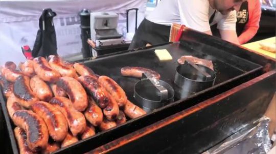 【阿根廷巨大香肠和巨大肉排三文治】老板说所有都要巨大才行