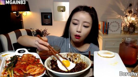 Dorothy炸酱面葱泡菜煎蛋煎蛋