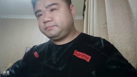 我在斗鱼看做个疯子直播户外