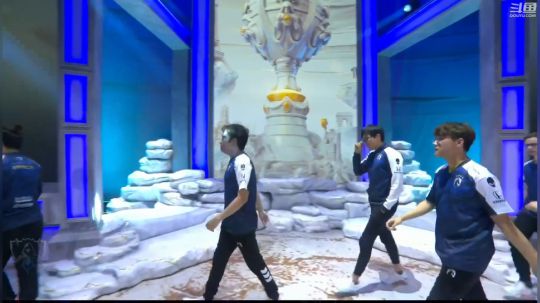 藤一的小幸运发布了一个斗鱼视频2019-10-14