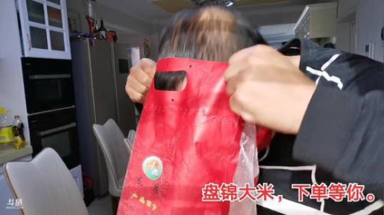我在斗鱼看主播小黑亮亮直播美食